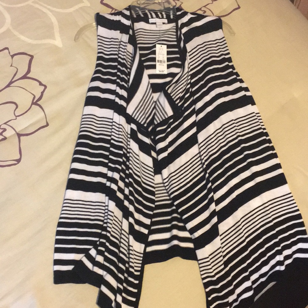 New York & Company Sleeveless Cardigan